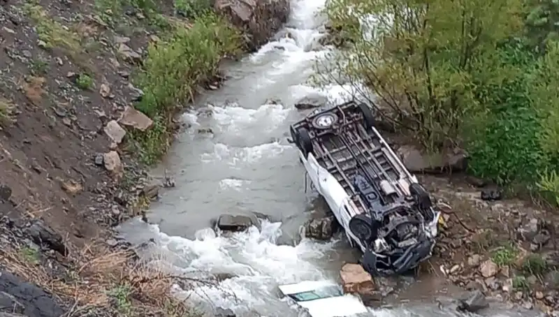 Hakkari’de Minibüs Kazası: 2 Ölü, 3 Yaralı