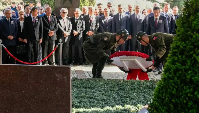 Turgut Özal, Mezarı Başında Unutulmaz Bir Anma Töreni ile Yağmurlu Havalarda Anıldı