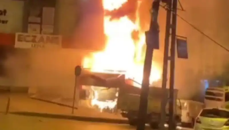 Başakşehir'de İş Merkezinde Büyük Yangın: Panik ve Soru İşaretleri!