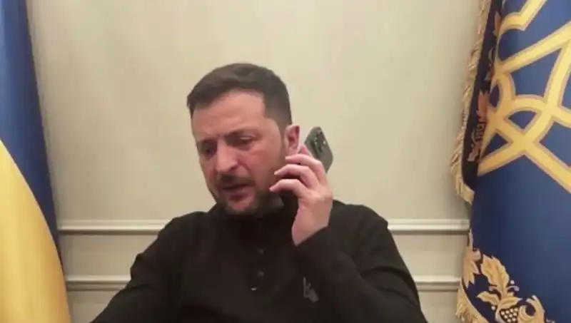 Zelenski'nin Basın Toplantısı Sırasında Macron'dan Sıcak Telafi: "Seni Sonra Arayacağım"