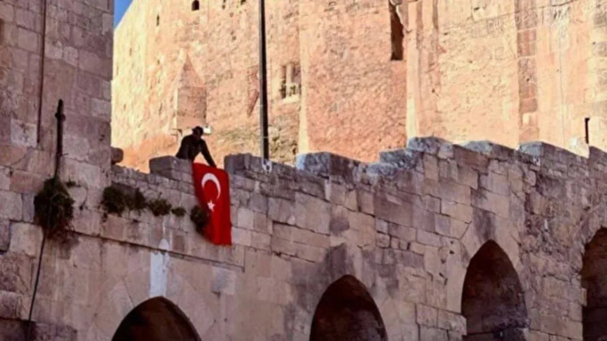 Halep Kalesi’nde Türk Bayrağı Dalgalandı: Tarihi Anlara Tanıklık