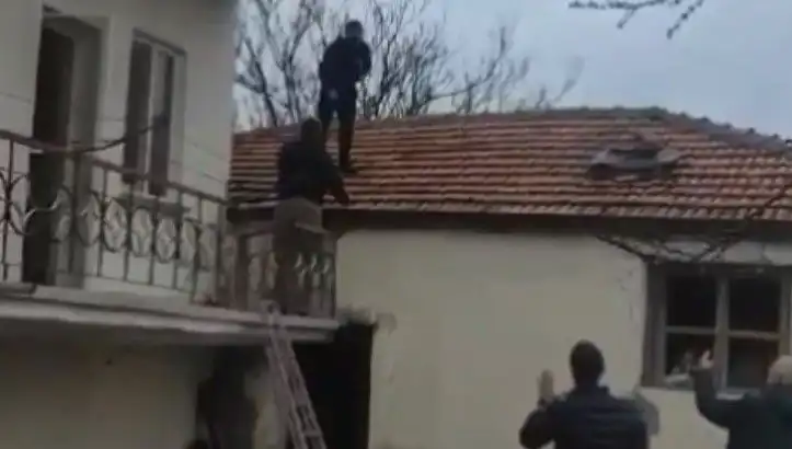 Polis Çatıda Kıstırdı: Şüpheli Direnirken Geçmişini Anlattı