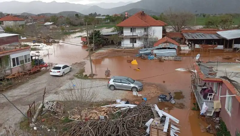 Burdur'da Şiddetli Yağış Hayatı Olumsuz Etkiledi, Evler ve Ahırlar Sular Altında Kaldı