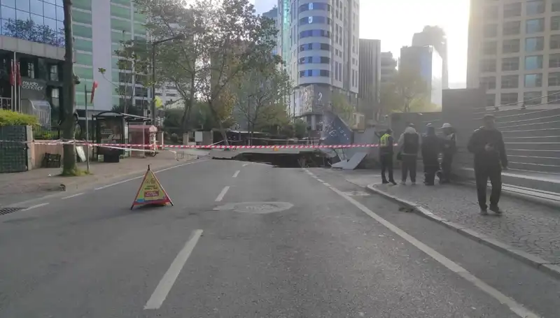 Sarıyer'de Ulaşım Felci: Cadde Bomba Gibi Çöktü