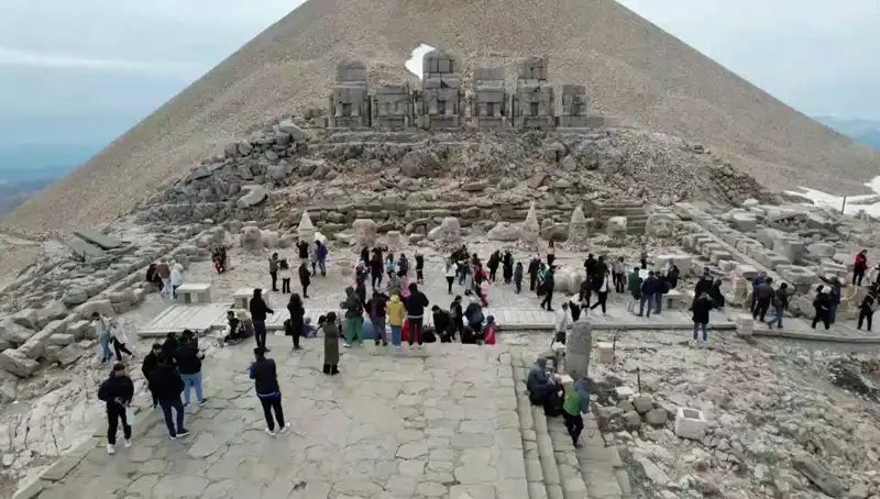 Bayramda Nemrut Dağı'na Akın: İlgi Üst Seviyeye Çıktı