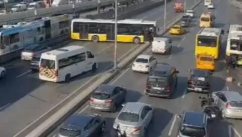 İstanbul’da Trafiği Felç Eden Kazada İETT Otobüsü İki Araca Çarptı