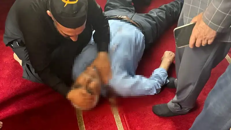 Camide Namaz Kılan Adam Saldırıya Uğradı: Şok Edici Olay