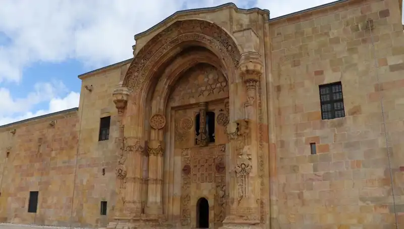 Divriği Ulu Camii ve Darüşşifası'na Yoğun İlgi: Ziyaretçilerin Gözdesi Oluyor