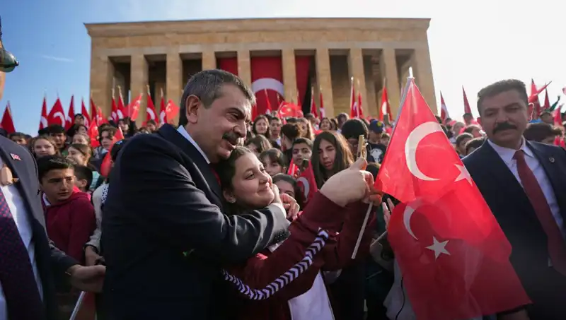 Bakan Tekin ve Çocuklardan Anıtkabir'de Duygu Dolu Anlar