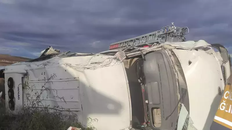 Çorum’da Tanker ile Minibüs Çarpıştı: 1 Kişi Hayatını Kaybetti, 17 Yaralı