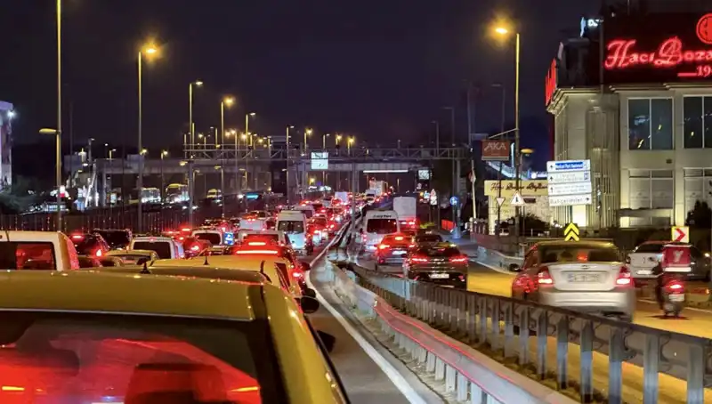 Yenibosna Metrobüs Yaya Üst Geçidinde Hayati Çalışmalar Başladı