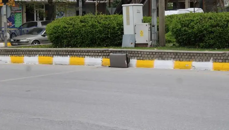 Minibüsten Düşen Valiz İle Olay Yeri Karıştı: Polis Ekipleri Harekete Geçti