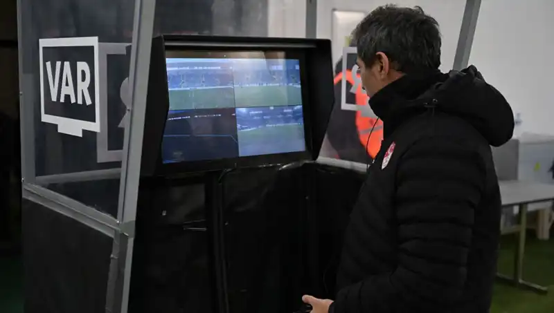 Beşiktaş-Gaziantep FK Maçında Şaşırtan Karar: Alman VAR Hakemi Olacak!