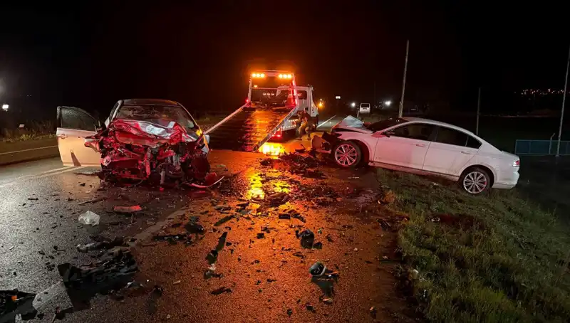 Çanakkale'de Feci Kaza: İki Araç Çarpıştı, 3 Kişi Hayatını Kaybetti