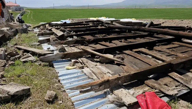 Bitlis'te Şiddetli Fırtına Çatılara Zarar Verdi, Hayat Durma Noktasına Geldi