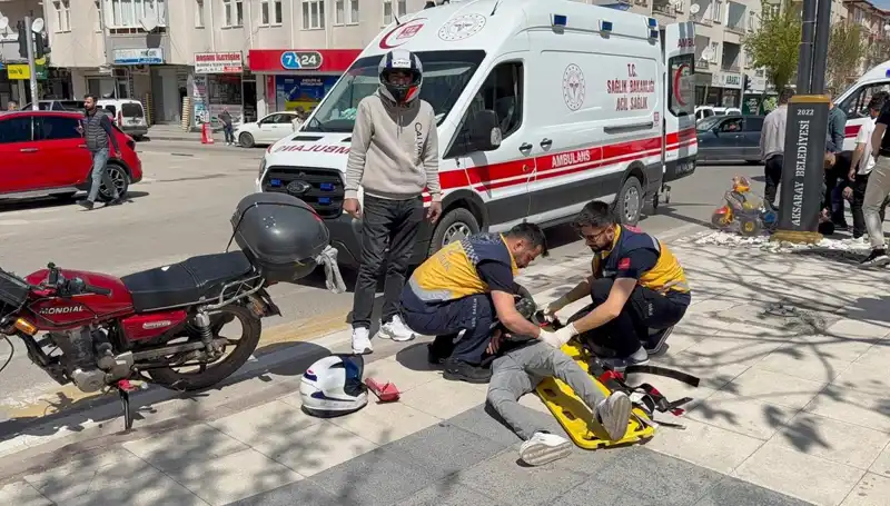 Aksaray’da Motosiklet Kazası: İki Kişi Yaralandı, Trafik Felç Oldu!