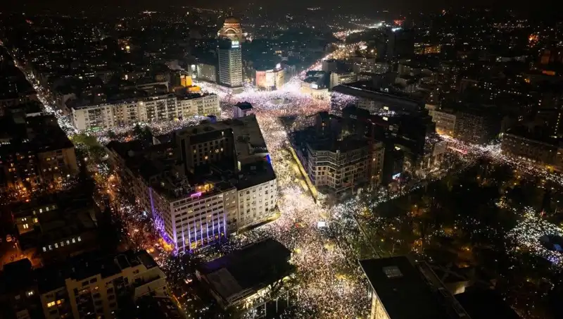 Sırbistan'da Öğrenci Protestoları: Belgrad Sokakları Akın Akın Dolduruldu