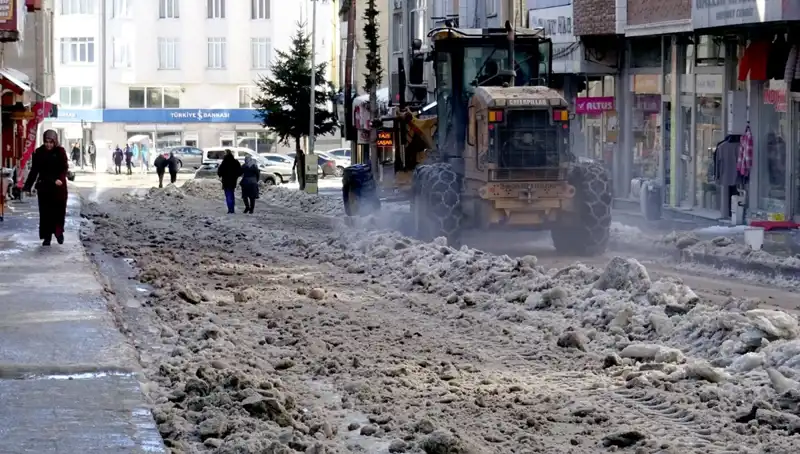 Sarıkamış'ta Kar Temizleme Çalışmaları Hız Kazandı: Kayak Sezonu İçin Hazırlık Başladı