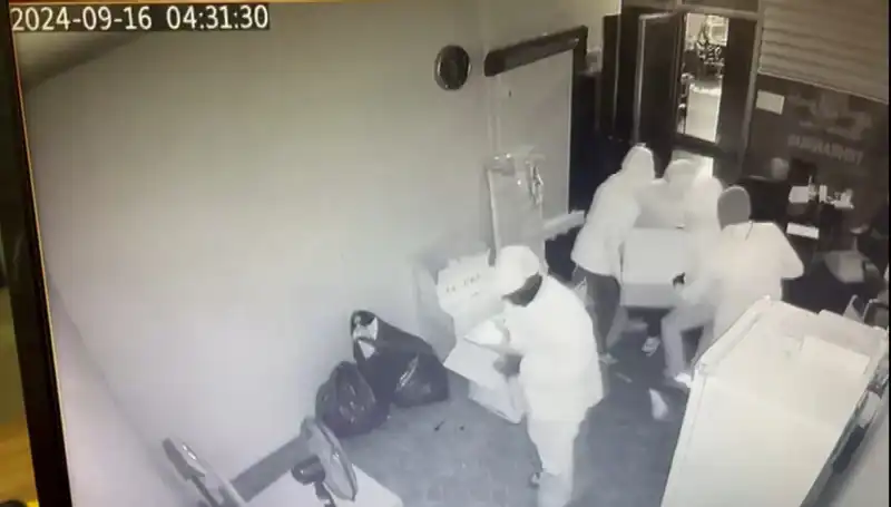Sırtlarındaki Kasa ile Kaçan Hırsızlar: Görülmemiş Yöntem!