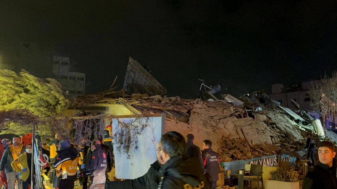 Konya'da 3 Katlı Bina Çöktü, Enkaz Altında Can Kaybı Var