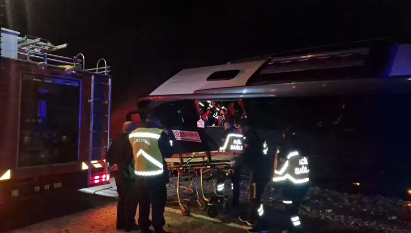 Festival Dönüşü Korkutucu Kaza: 23 Yaralı Tur Otobüsü Devrildi