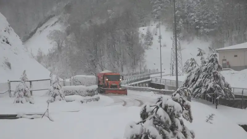 Bolu Dağı'nda Beklenmedik Kar Yağışı, Doğa Severleri Sevindiriyor