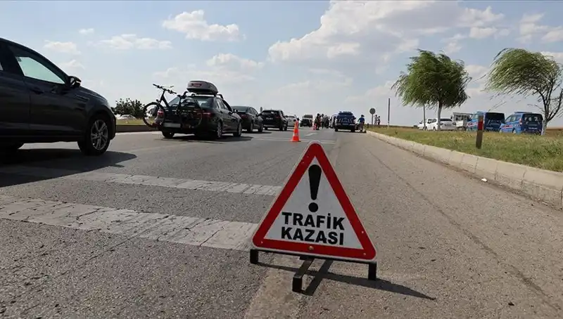 Adana'da Kamyon ile Otomobil Çarpışması: Korkunç Kaza 1 Can Aldı