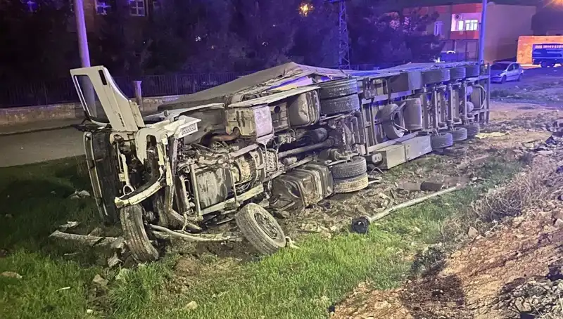 TIR Kazası: Devrilen Araçta 6 Kişi Yaralandı, Detaylar Şok Edici!