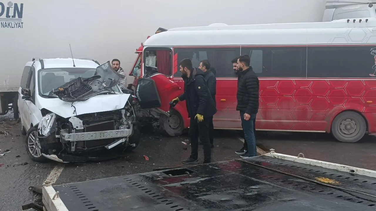 Bitlis’te Zincirleme Trafik Kazası: 20 Araç Çarpıştı, 33 Yaralı