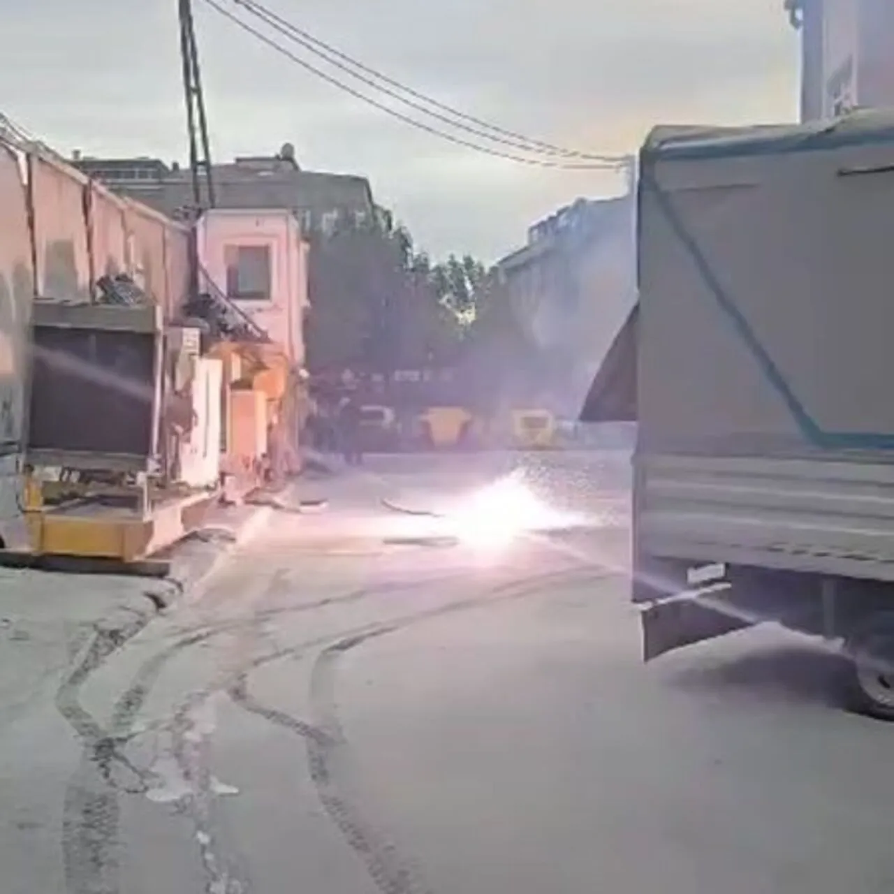 "Sultangazi'de Korkutan Olay: Elektrik Kabloları Alev Aldı!"