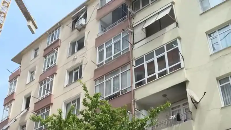 İstanbul'da Kolonları Patlayan 96 Dairelik Sitede Tahliye İlanı