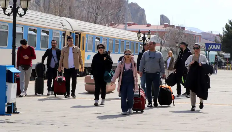 İranlı Turistlerin Nevruz'da Van'a Yönelmesi Turizmi Hareketlendiriyor
