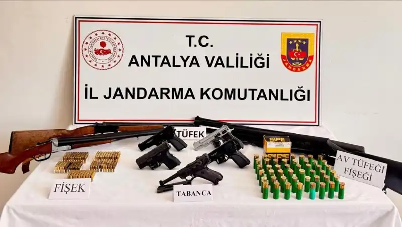 Antalya'da Ruhsatsız Silah Operasyonunda 15 Gözaltı ve Büyük Kayıp