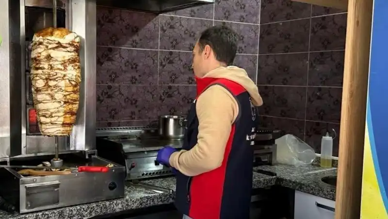 Tavuk Döner Alarmı: Türkiye'de İşletmelere Baskınlar Artıyor!