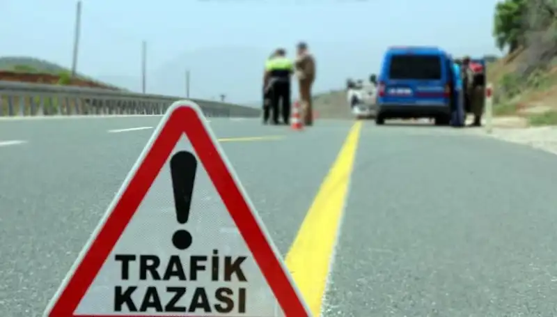 Ticari Araç ve Otomobil Çarpıştı: 5 Kişi Yaralandı, Detaylar Şok Edici!