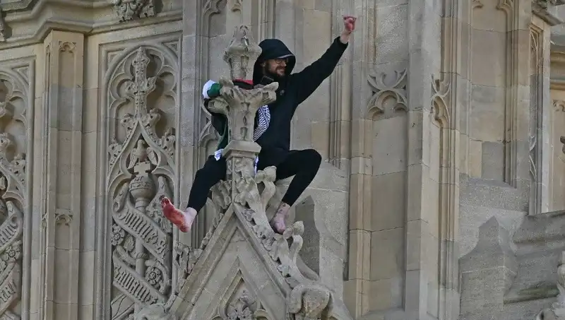 Londra'da Filistin Bayrağıyla Big Ben'e Tırmanan Protesto Gösterisi