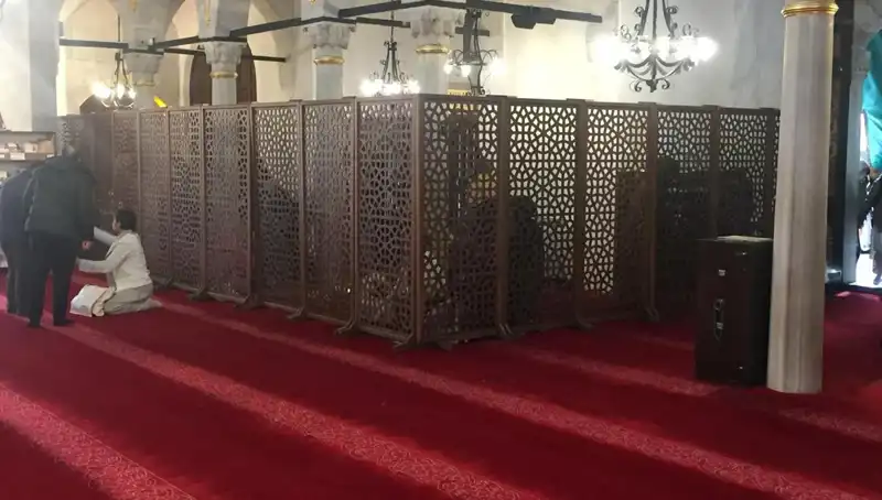 Kadın ve Erkeklerin Yan Yana Teravih Namazı Kılması Üzerine Tartışmalar