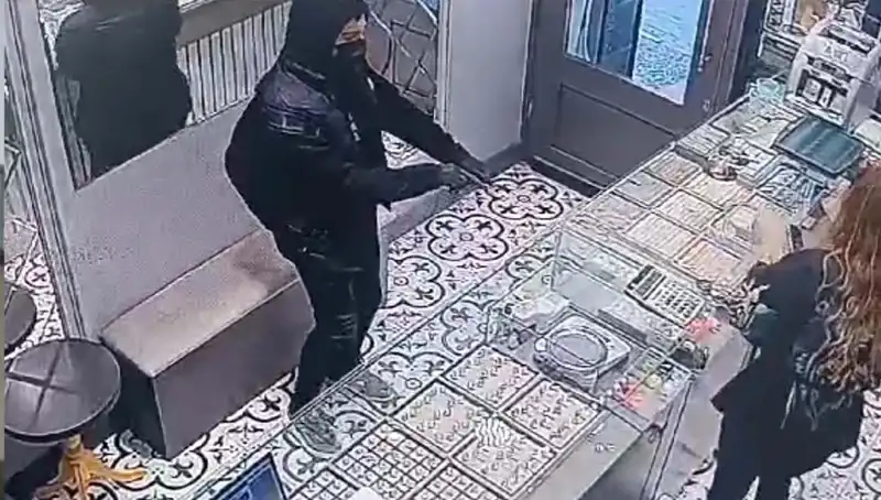Soygun Girişimi: Dolaba Takılan Hırsızların Komik Anları