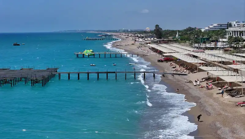 Antalya Sahillerinde Güneşli Günler: Yaz Havası Sürecek mi?
