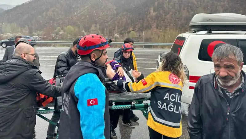 Şehir Merkezinde Korkutan Kaza: İki Araç Çarpıştı, 5 Yaralı