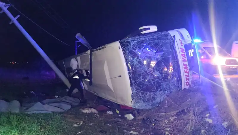 Van'da Yolcu Otobüsü Devrildi: 28 Kişi Yaralandı, Detaylar Şok Edici!