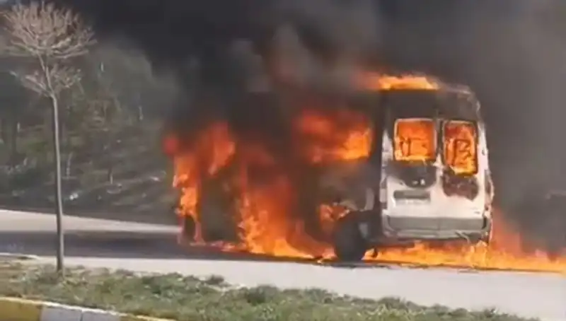 Havalimanı Servis Aracı Alev Alev Yandı: Panik Anları Yaşandı