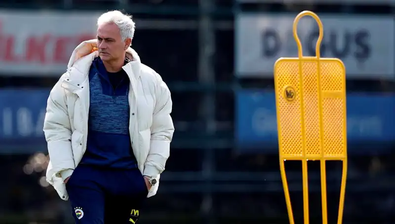 Mourinho'nun Stratejisi: Takımda Hangi İsim Bir Numara Olacak?