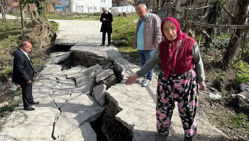 Diken Üstünde 130 Hane: Heyelan Yolu Kapattı, Korkular Tavan Yaptı