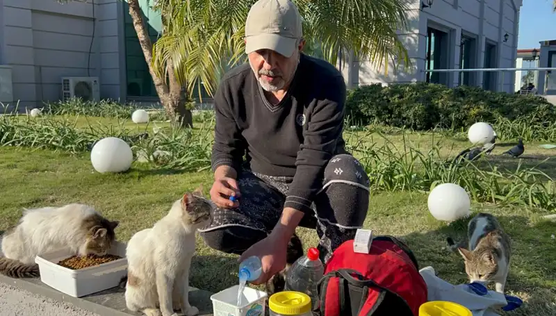 59 Yaşındaki Adamın 8 Kilometre Yolculuğu: Merhametiyle Kalpleri Fethetti