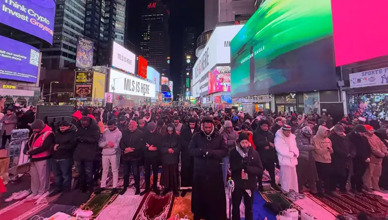 New York Times Meydanı’nda tarihi teravih namazı coşkusu