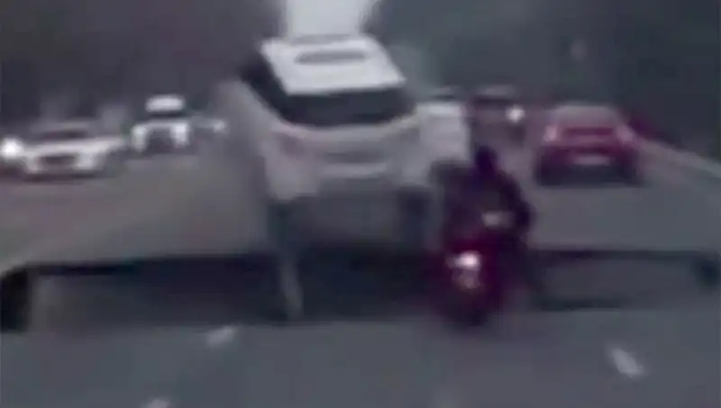 Güney Kore Otoyolunda Dev Çukur: Motosiklet Kazası ve Olayın Ardındaki Gerçekler