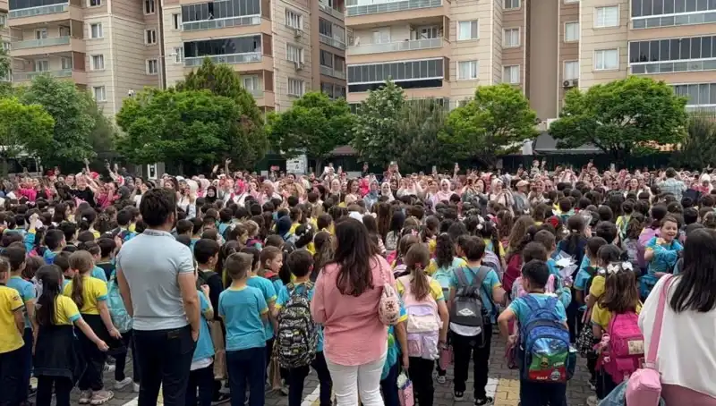 Öğrencilerden Annelere Duygu Dolu Sürpriz: Gözyaşlarıyla Dolu Anlar