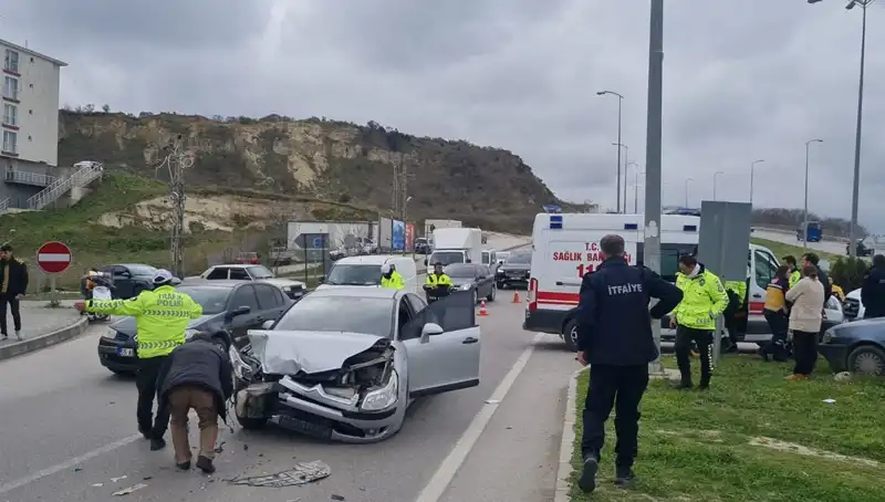Sinop'ta Feci Trafik Kazası: Otomobiller Çarpıştı, Yaralılar Hastaneye Kaldırıldı