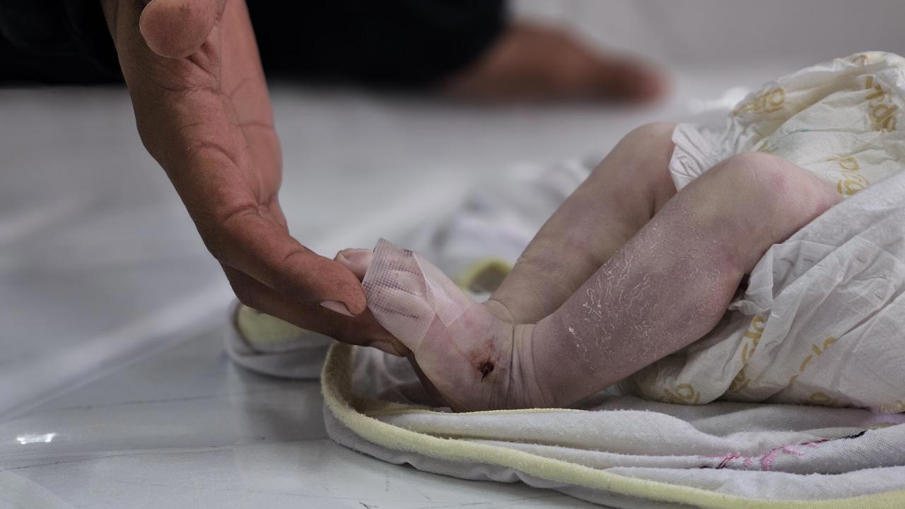Gazze'deki Aileler Çocukları İçin Nöbet Tutuyor